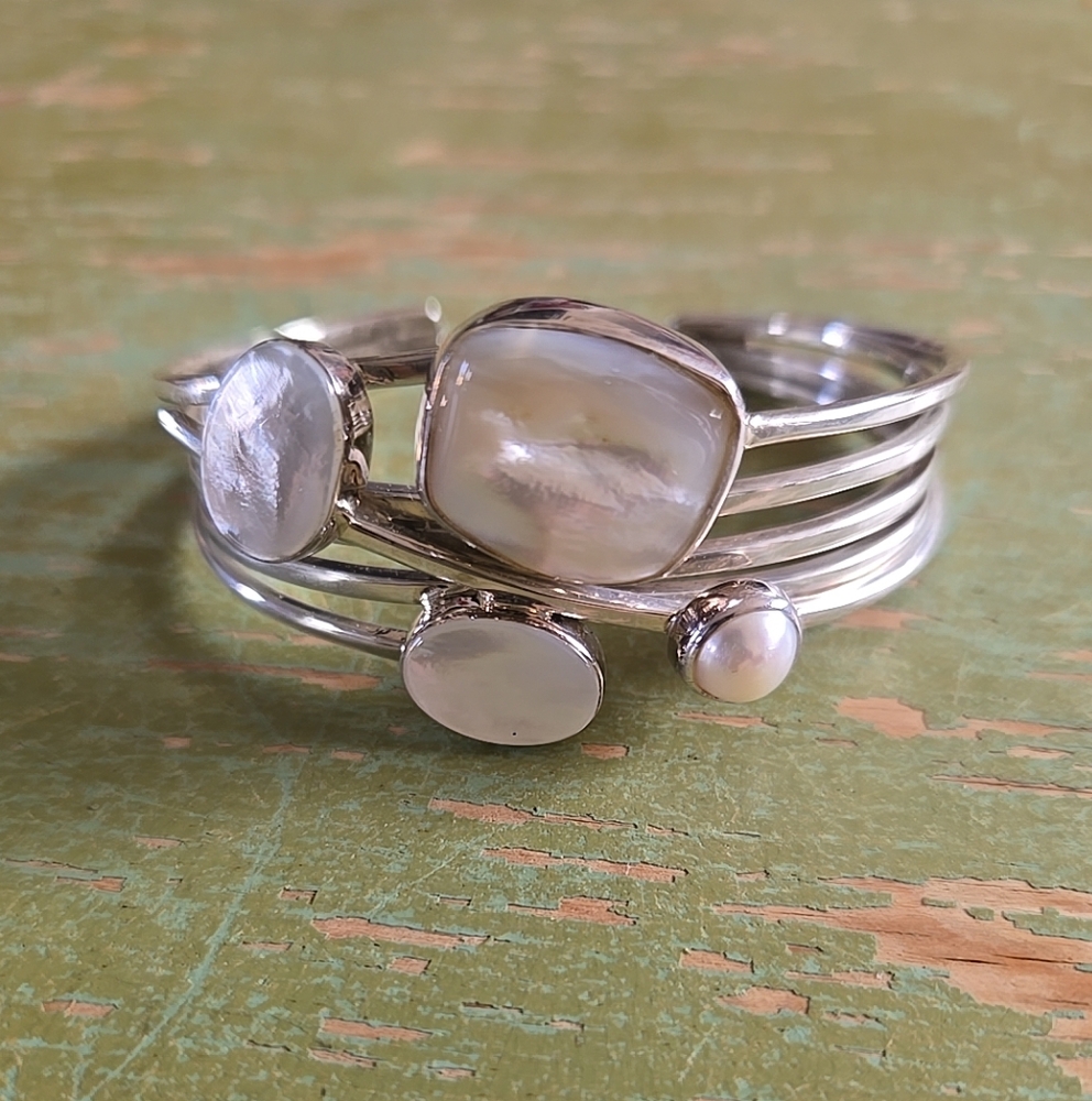 Lilly Barrack Womens 925 Sterling bracelet. 3 Mother Pearl, 1 white Pearl gems.